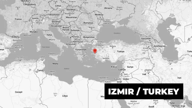 Harita üzerinde kırmızı konum işaretiyle belirtilmiş İzmir ve çevresi, alt kısımda “IZMIR / TURKEY” etiketiyle.